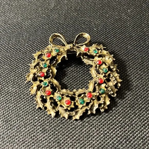 Vintage Christmas assortment-3pr clip on earrings; 1 Santa pin;1 wreath pin - Picture 5 of 8